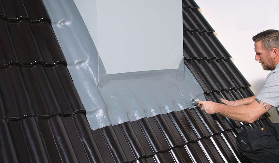 Loodvervanger aanbrengen op het dak 