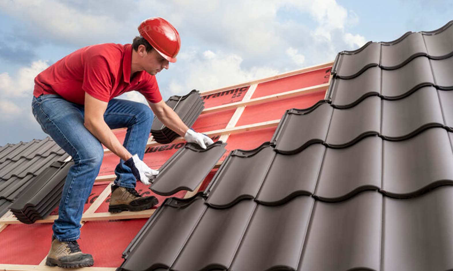 Dakpannen leggen op een hellend dak