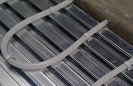 Zwaluwstaartplaten gebruiken bij vloerverwarming