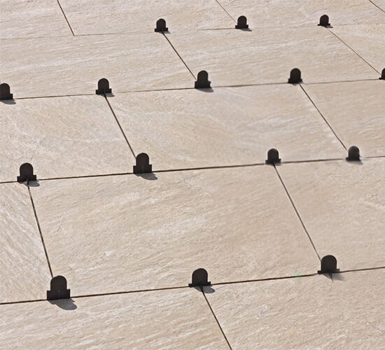 Keramische tegels leggen voorbeeld