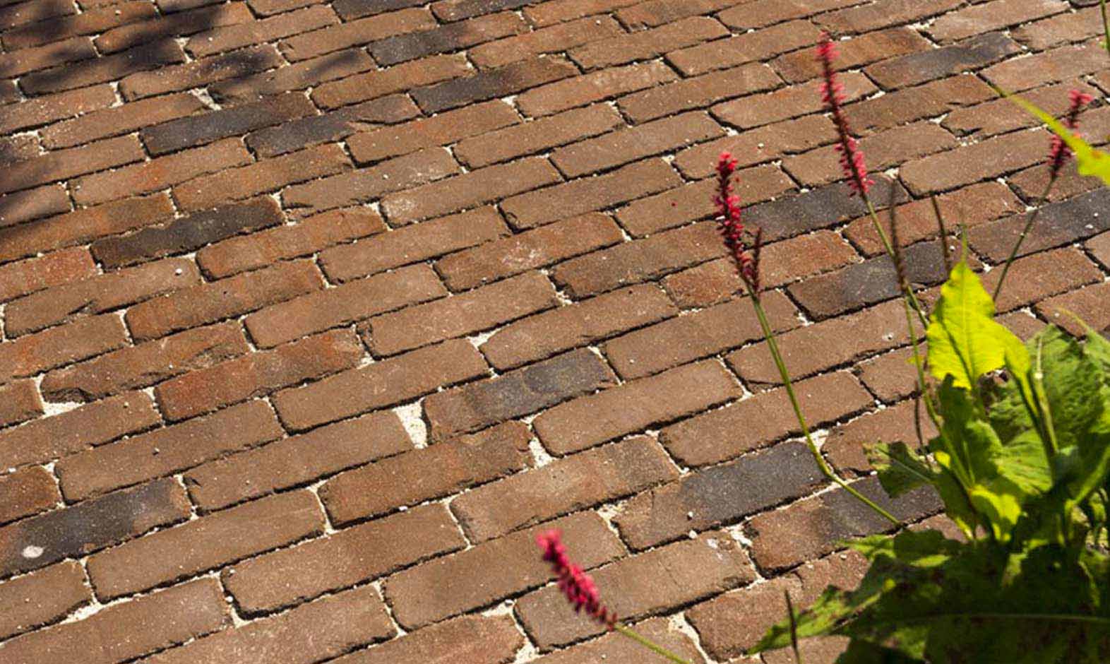 Welke invloed heeft capillaire werking op gebakken bestrating?