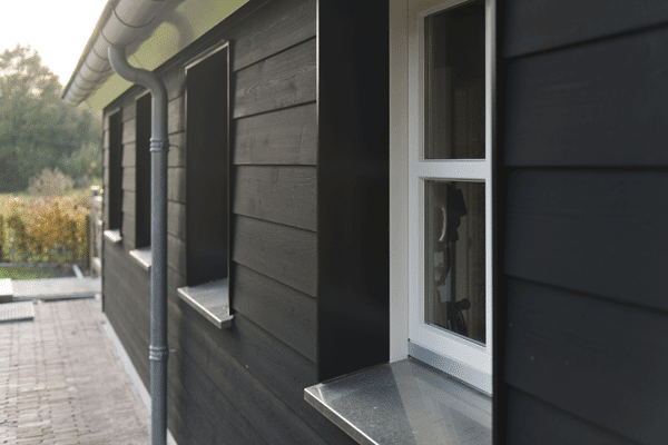 Zwarte houten gevelbekleding Sleiderink