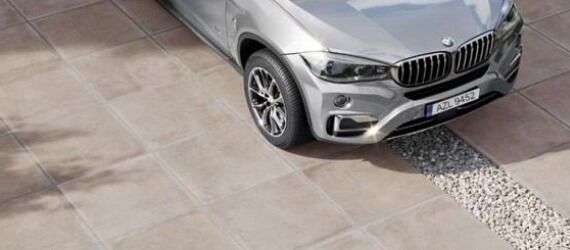 Keramische tegels bestrating beige